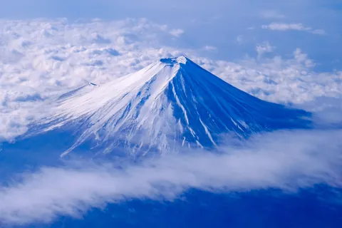 從雲端上眺望富士山