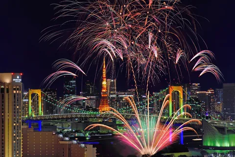 東京の夜景と花火