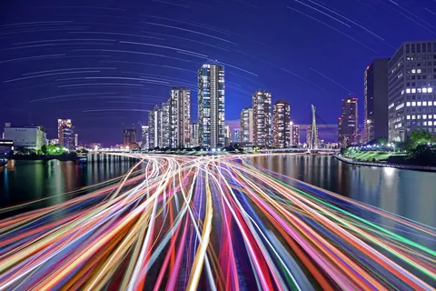 屋形船と星の光跡