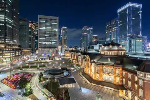 夜の東京駅前