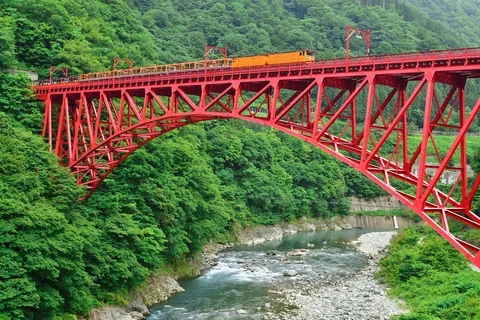 Kurobe-Schlucht und rote Brücke, Toyama