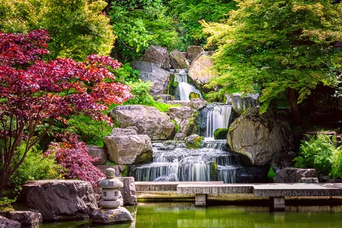 滝が流れる日本風庭園