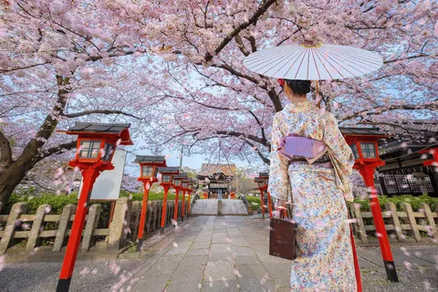 Mujer en kimono en un santuario de Kioto