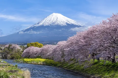 El monte Fuji desde el río Urui