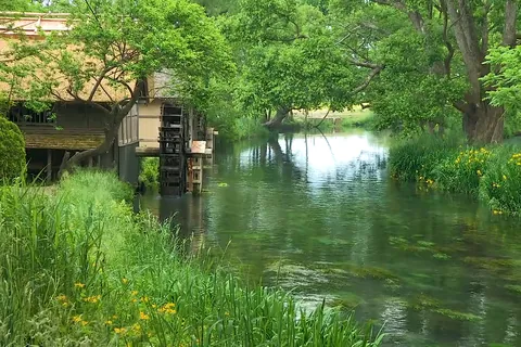 安曇野の水車のある景色