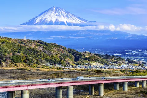 高速道路の向こうに見える富士山