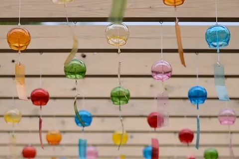 夏: 風に揺れる風鈴