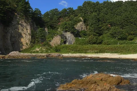 ガンガラ穴を通る線路 / 青森県